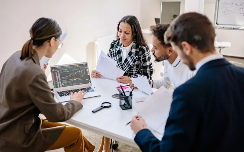Equipo revisando reportes en una sesión de capacitación.